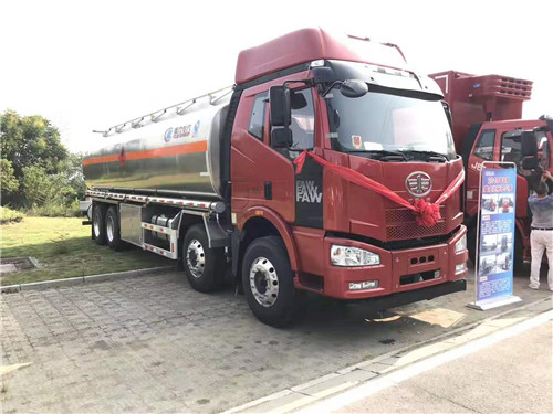 解放J6M前四后八31.5方鋁合金運(yùn)油車?；囆桶踩_(dá)標(biāo)下發(fā)，訂車立減6000元