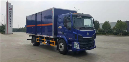 東風(fēng)柳汽單橋8類腐蝕品危化品廂式車，恭喜余總提車，祝你一路順風(fēng)！