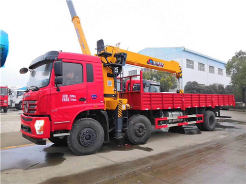 東風(fēng)暢行小三軸廂長8.5米隨車起重運(yùn)輸車圖片參數(shù)介紹