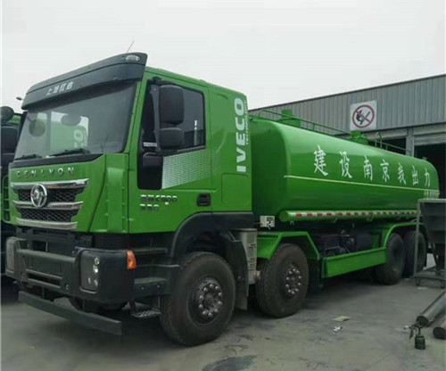 紅巖杰獅C 500平頂前四后八污泥自卸車(chē)運(yùn)輸過(guò)程中無(wú)泄漏