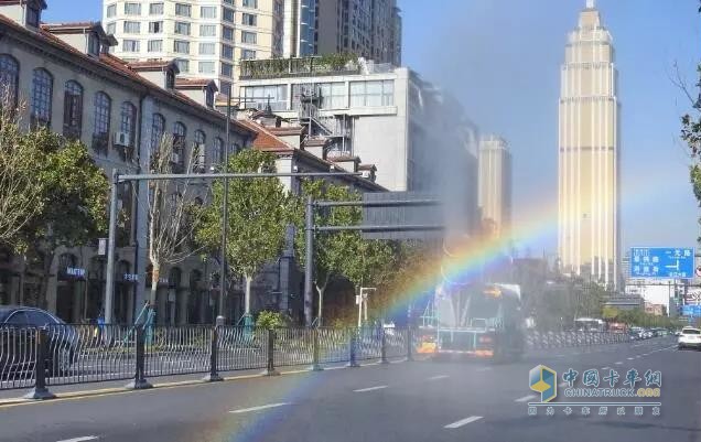 從抑塵到消毒，解放灑水抑塵車防疫消毒實(shí)力為人民服務(wù)！