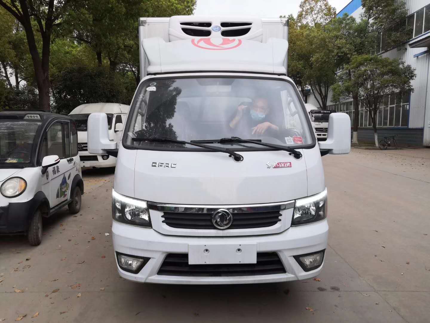國(guó)六東風(fēng)途逸汽油冷藏車(chē)?yán)峡蛻粲肿蕴嵋慌_(tái)