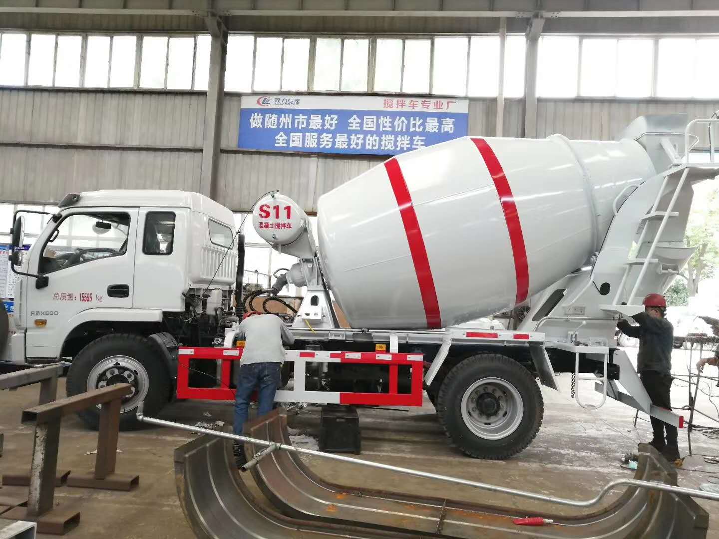 兩臺(tái)躍進(jìn)6方攪拌車(chē)準(zhǔn)備調(diào)試完畢發(fā)車(chē)，小方量攪拌車(chē)，靈活方便，上戶無(wú)憂！
