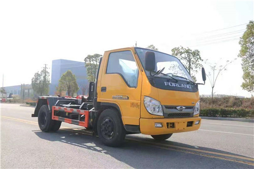 市場(chǎng)上一款雙層大梁的藍(lán)牌鉤臂垃圾車(chē)，純工程自卸車(chē)底盤(pán)，載重?zé)o敵