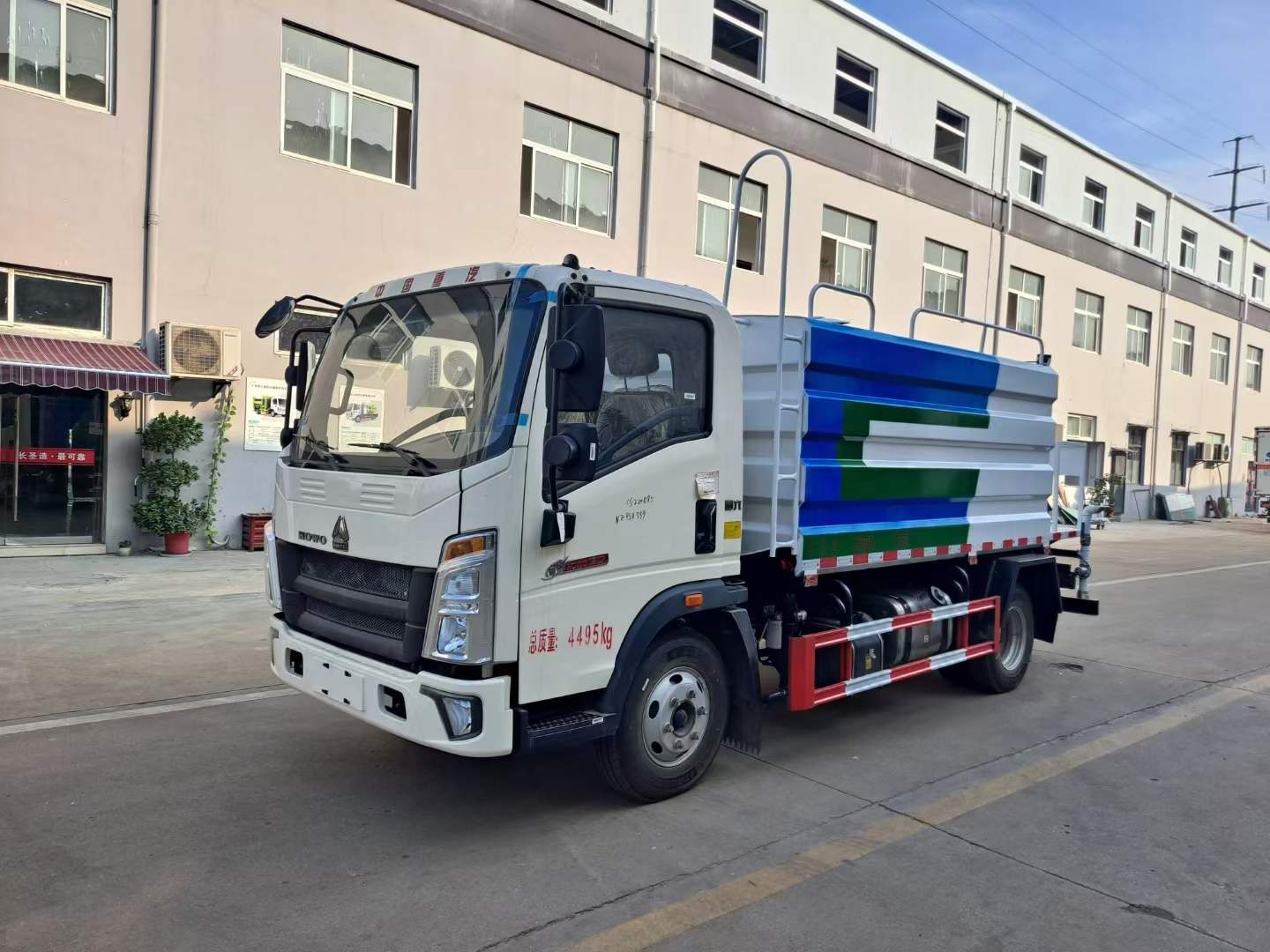 藍(lán)牌！上包?牌—重汽豪沃7灑方?水車
