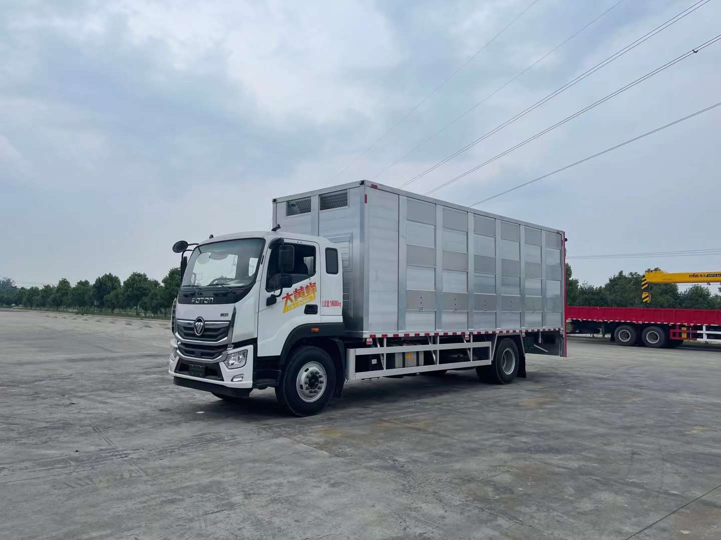 福田奧鈴單橋畜禽運(yùn)輸車，7.7米鋁合金運(yùn)豬車