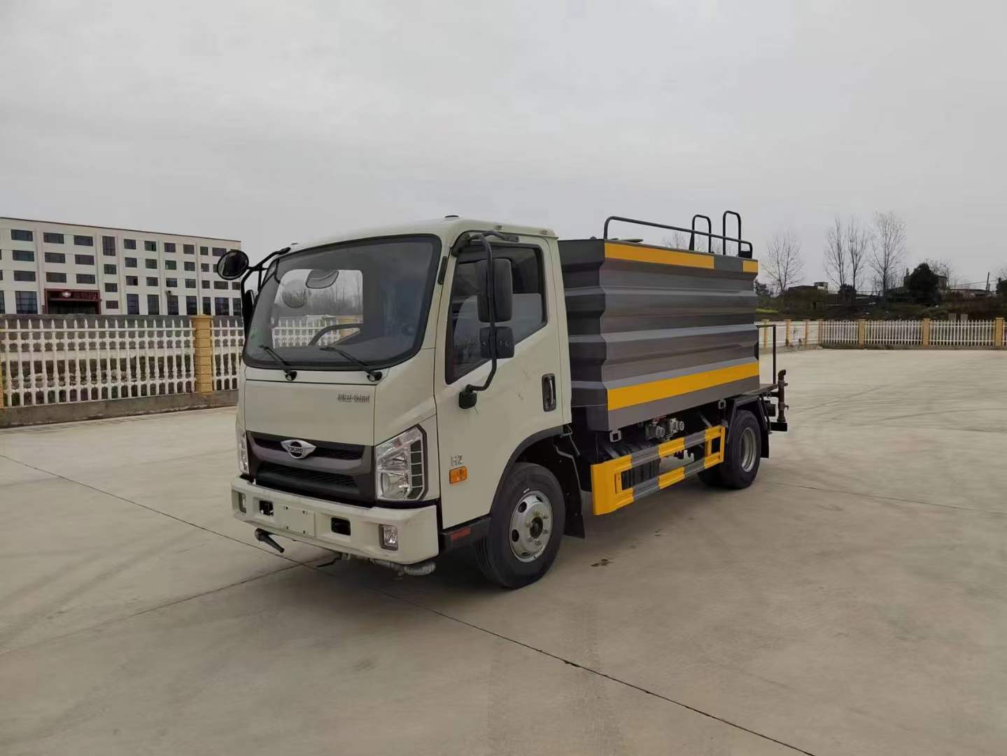 7.4噸藍(lán)牌灑水車！福田領(lǐng)航H2藍(lán)牌灑水車