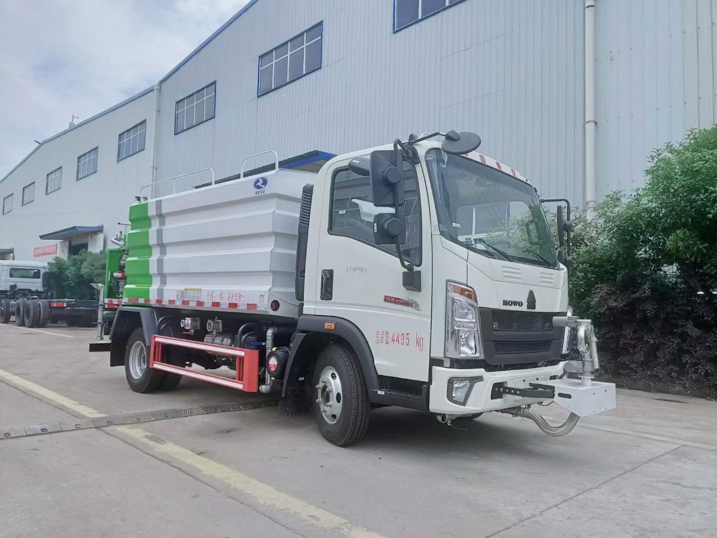 重汽豪沃7方灑水車,不僅能滿足你的大容量需求，還配備了各種實用功能和設(shè)施