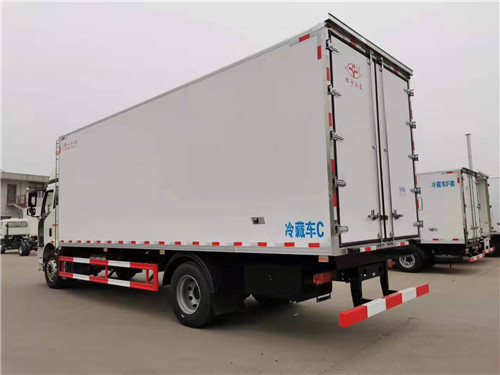 解放J6L高頂雙臥（領(lǐng)航版）75米冷藏車(chē)圖片 (3).jpg
