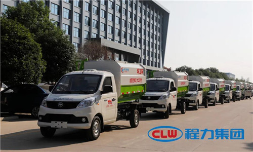  這種小型鄉(xiāng)鎮(zhèn)主流環(huán)衛(wèi)垃圾清運車，底盤離地角高，通過性好，箱體方正有效容積率大，特別適合我國鄉(xiāng)村道路作業(yè)，在廣大鄉(xiāng)鎮(zhèn)及農(nóng)村市場非常受歡迎。