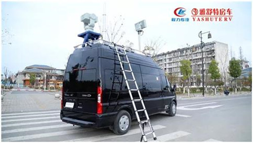 外部：配備便攜式登頂梯， 在車體尾門做加強(qiáng)板預(yù)埋，設(shè)計(jì)登頂梯連接件，并裝有防滑腳踏板，結(jié)構(gòu)強(qiáng)度高，使用安全、可靠。