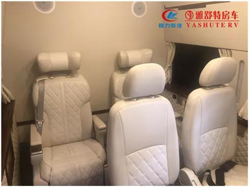 座椅：獨(dú)立座椅 2 套，供機(jī)柜工作臺(tái)操作人員使用。操作員座椅后部是領(lǐng)導(dǎo)座席，布置有 2 套獨(dú)立座椅，左側(cè)座椅配備有壁掛式翻板桌，配備有折疊式支腿，桌面有茶杯座，收納時(shí)可以直接可供臨時(shí)辦公、休息使用。車頂找平后，采用整體軟包覆處理，裝配有頂置空調(diào)，配備有組合式航空頂燈。