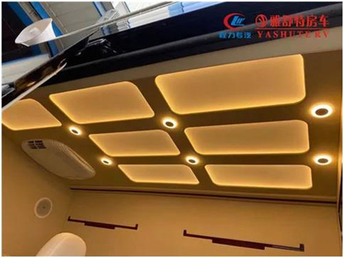 內(nèi)部車頂：采用帶造型的正白 LED 燈箱作為主照明系統(tǒng)，四角設(shè)計(jì)有帶獨(dú)立開(kāi)關(guān)的裝飾射燈，嵌入式裝配工藝，便于后期檢修維護(hù)。車內(nèi)照明系統(tǒng)偏向于簡(jiǎn)潔、實(shí)用、明亮、整齊的現(xiàn)代辦公氛圍，LED 射燈指向光源和立柱壁燈，對(duì)整個(gè)辦公區(qū)照明，整車 內(nèi)部氛圍襯托均予以兼