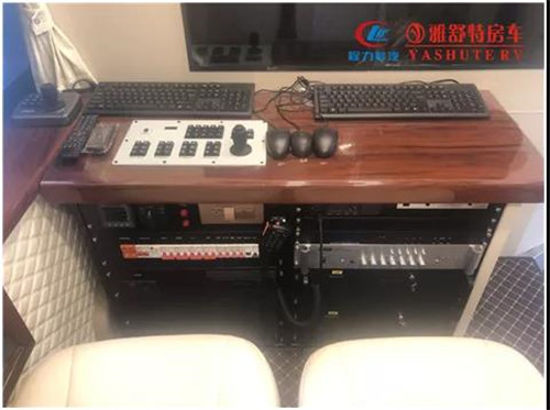 工作臺(tái)：機(jī)柜上部為實(shí)木工作臺(tái)面，安裝有頂部云臺(tái)攝像機(jī)控制手柄，便于操作人員辦公使用；