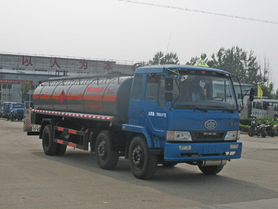 解放小三軸化工液體運(yùn)輸車(chē)